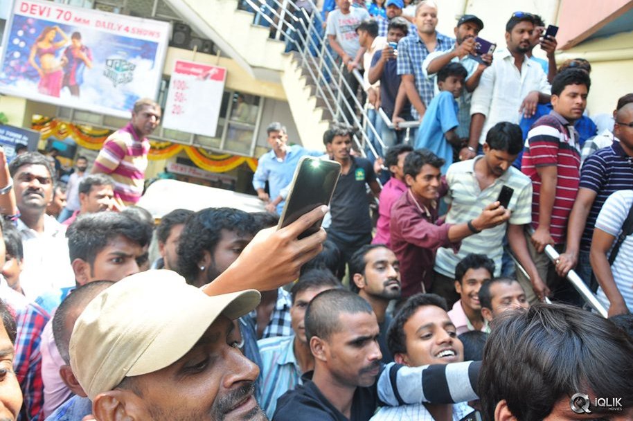 Raja-Cheyyi-Vesthe-Movie-Team-at-Devi-Theater